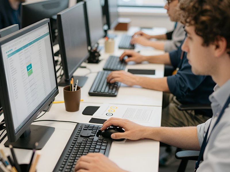 Команда специалистов Фри Мониторинг работает с данными по лицензированным криптофондам в современном офисе